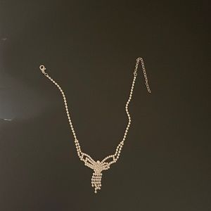I’m selling a diamond necklace. (Costume jewelry)